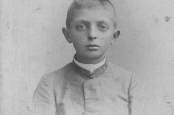 1900, wrzesień, Warszawa, Czesław Ciupka rozpoczyna naukę w Szkole Handlowej